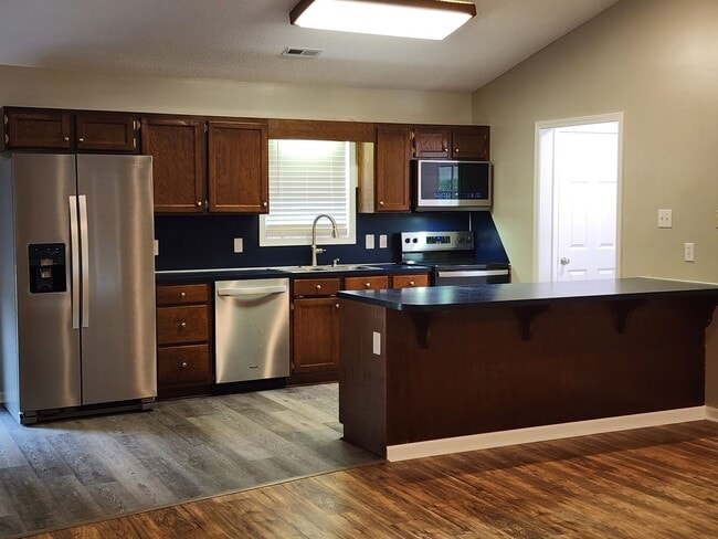 Building Photo - Ranch Home w/Large Yard