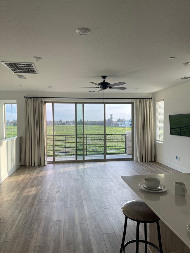 Building Photo - Modern Clovis Town Home, 2BR/2BA, CUSD w/ Solar