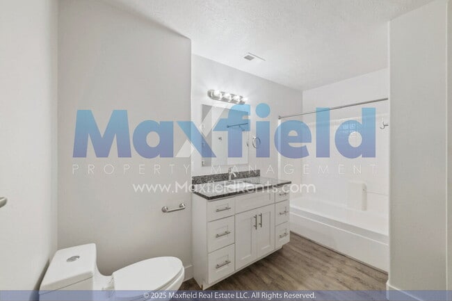 Building Photo - Upstairs Unit -3BD 2BA Unit Near Costco and High School