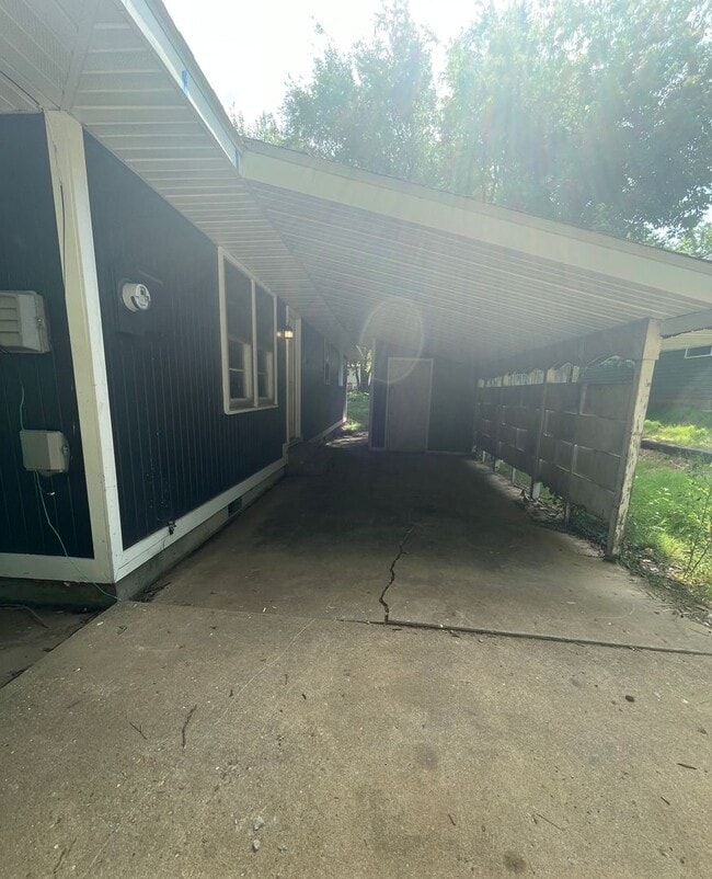Building Photo - 3 Bed 2 Bath Carport Available 8-11-2025!!