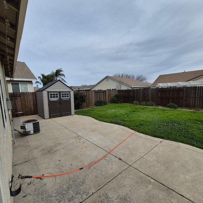 Building Photo - New Flooring throughout; Nice Elk Grove 3 bedroom home! Single story