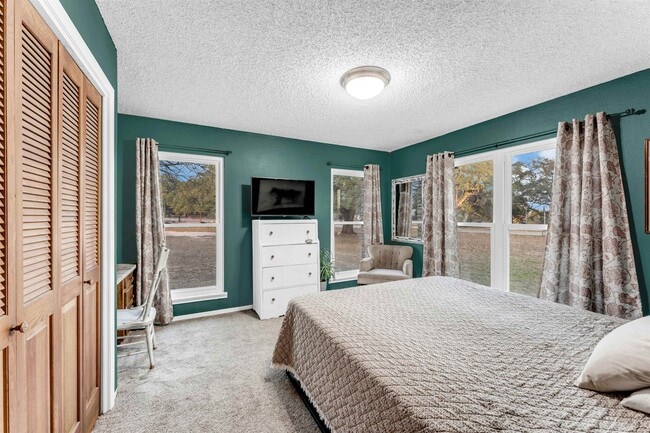 Building Photo - 400 Robin Ln