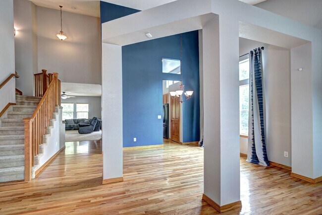 Building Photo - Canterberry Crossing Parker CO 4 bed 3 bat...