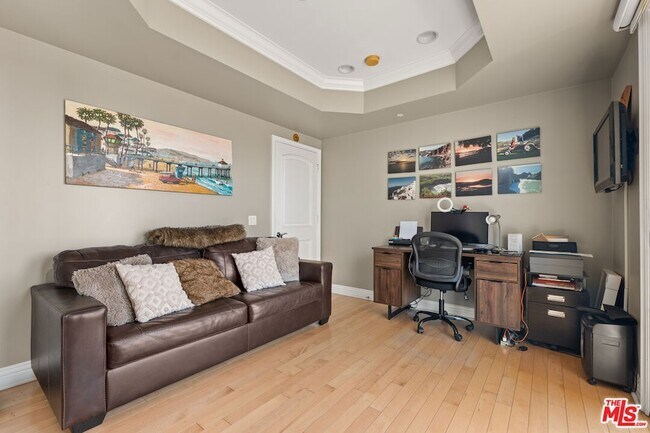 Building Photo - 1540 S Bentley Ave