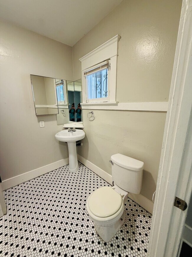 Building Photo - 307