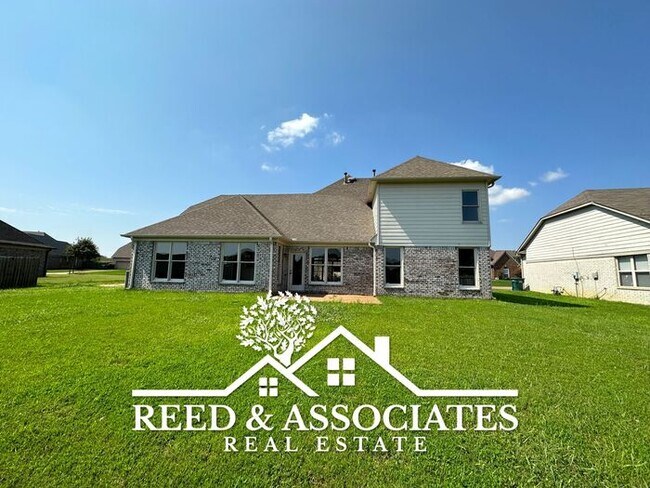 Building Photo - 4 Bedrooms in Southaven!