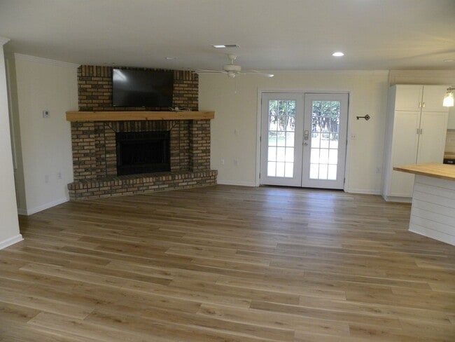 Building Photo - *****PRICE REDUCTION******AVAILABLE NOW*** Country Setting No HOA