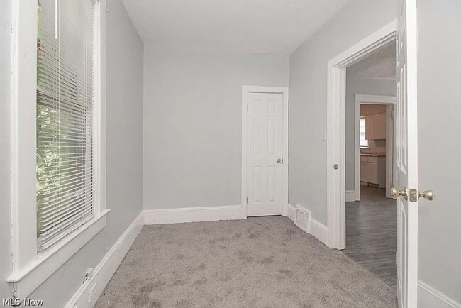 Building Photo - 4 BD/1 BA