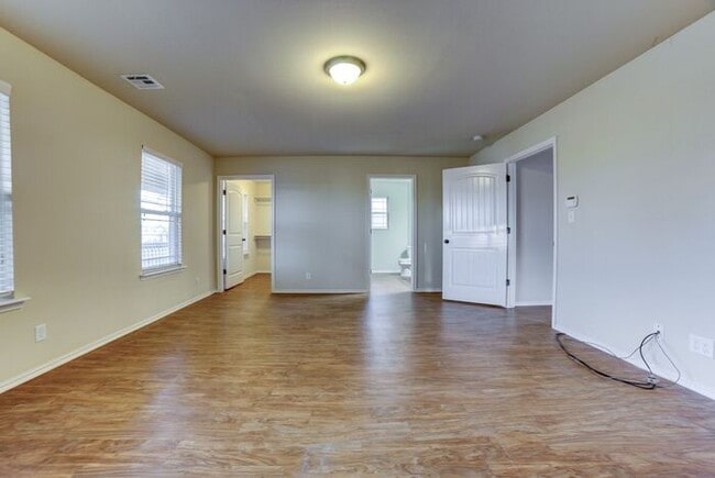 Building Photo - 3/2 Open And Bright Craftsman!
