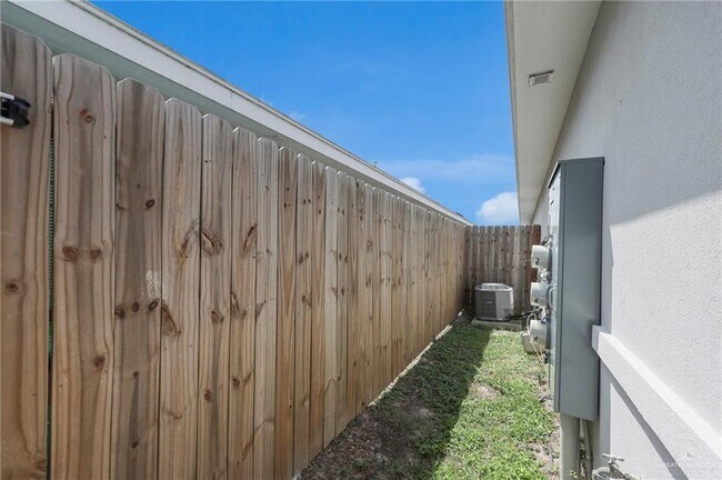 Building Photo - 5006 N Dahlia St