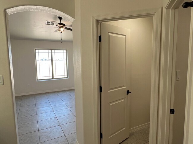 Building Photo - 3 Bedroom Split Floor Plan with 2 bathrooms