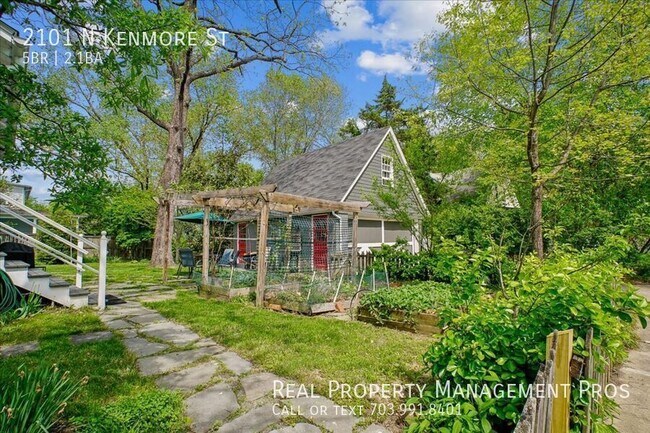 Building Photo - 2101 N Kenmore St