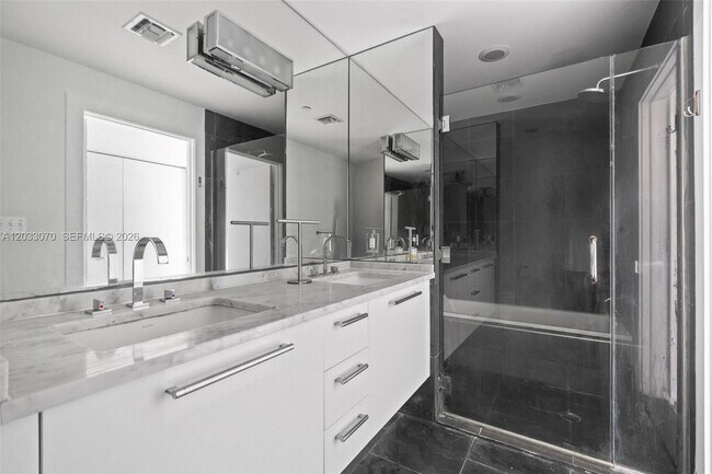Building Photo - 900 Biscayne Blvd