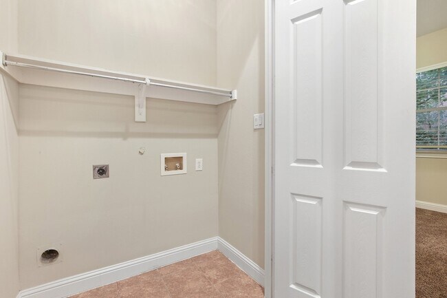 Building Photo - 5812 La Vista Dr