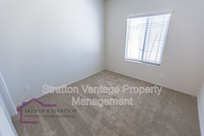 Building Photo - 18473 N Lakeside Dr