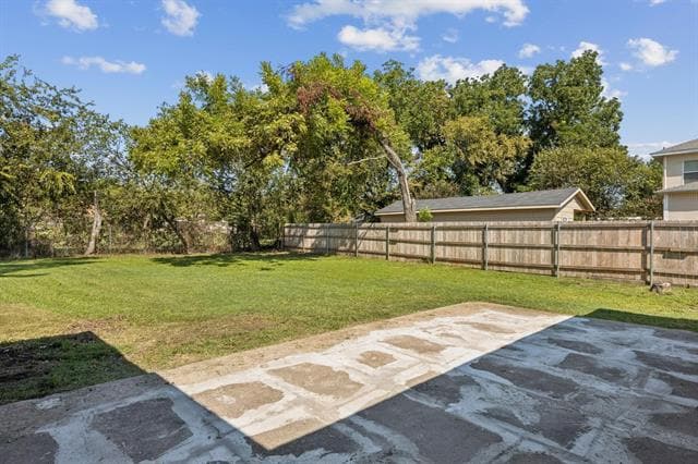 Building Photo - 303 N Delphine St