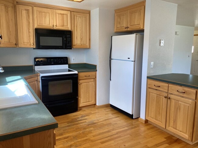 Building Photo - Spacious 4-Bedroom, 2-Bath Home with Daylight Basement, Large Yard & Two Fireplaces!.