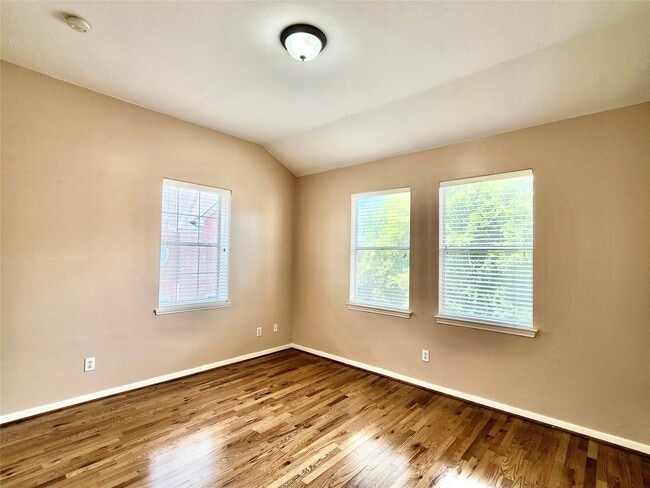 Building Photo - 32 Waugh Dr