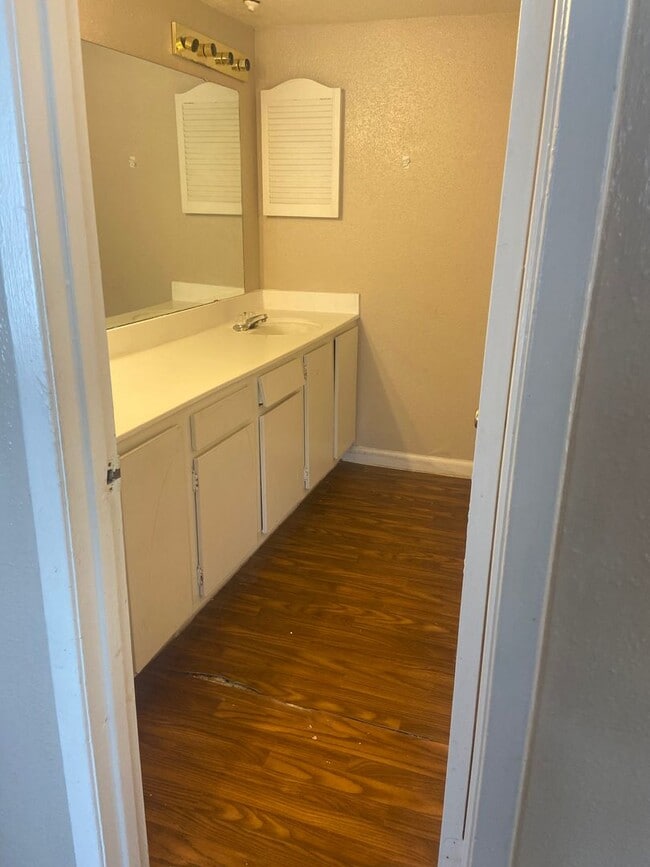 Building Photo - 6200 W Tidwell Rd