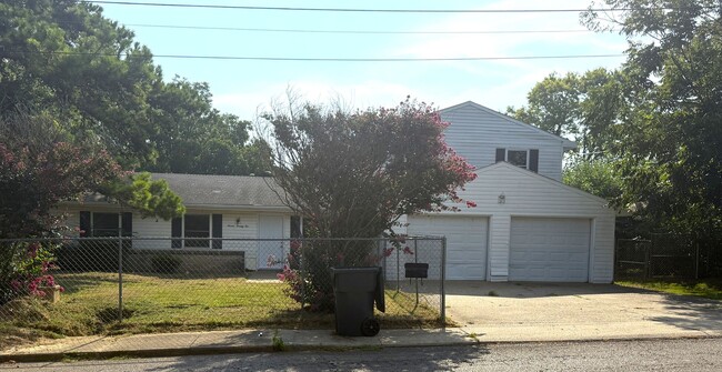 Primary Photo - 722 Kitchen St