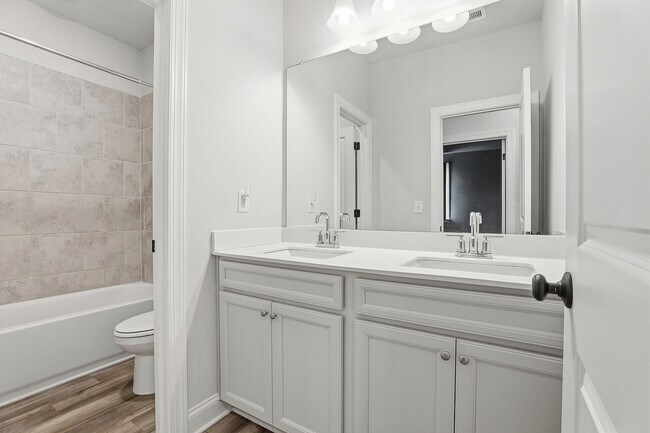 Building Photo - Newer 5BR Home in Peachtree City with Open Layout and Golf Cart Access