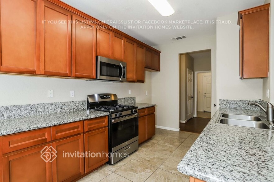 Building Photo - 945 Skyline Dr