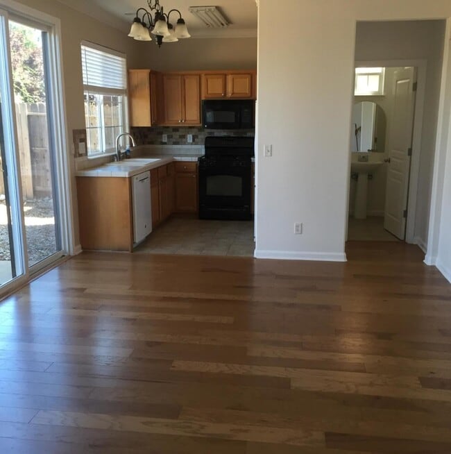 Building Photo - 3-bedroom, 2-bathroom home in great neighb...