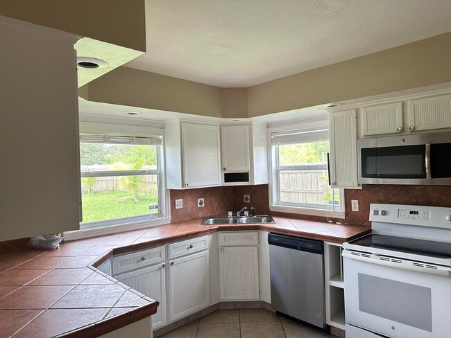 Building Photo - 383 SW Tulip Blvd