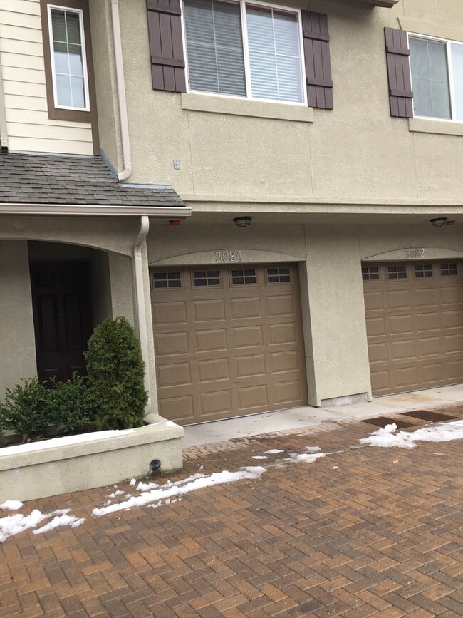 Building Photo - Large 2 Bedroom Sterling Ridge Town Home with 2 car garage