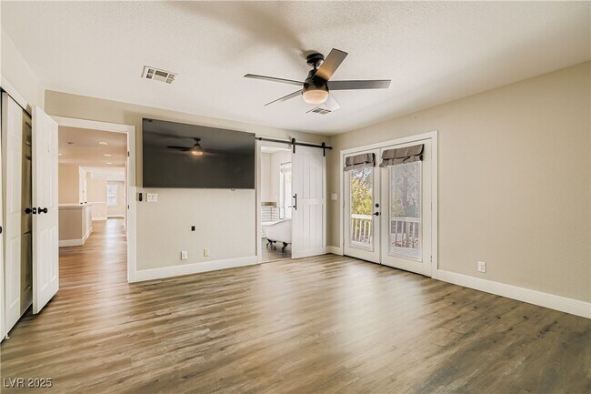 Building Photo - 6690 N Torrey Pines Dr