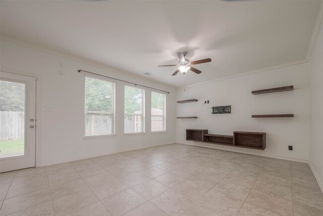 Building Photo - 2261 Oak Cir Dr N