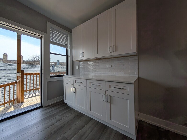 Building Photo - 3943 N Janssen Ave