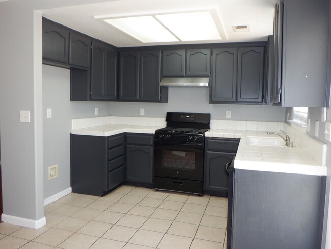 Building Photo - Convenient Location - Cul De Sac