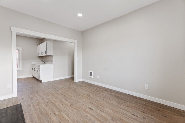 Building Photo - 104 N Killingsworth St
