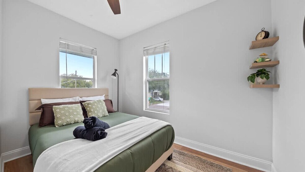 Building Photo - 720 1/2 West Woodlawn Avenue-SI ID1271939P