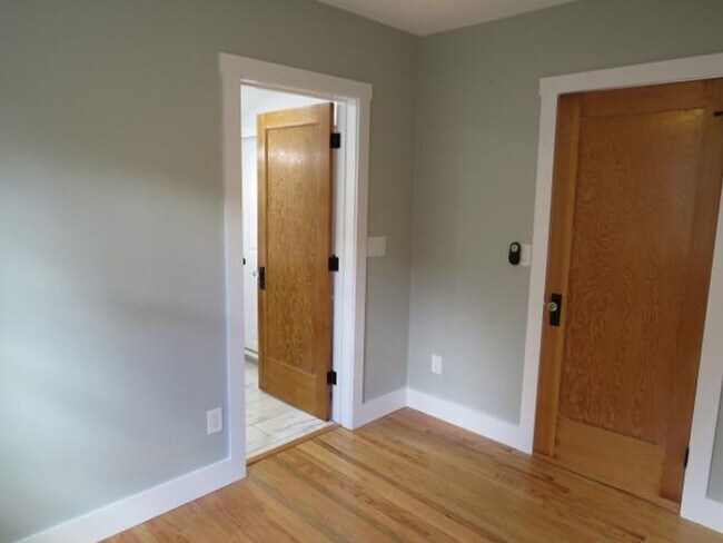 Building Photo - 2043-2045 Swazey St