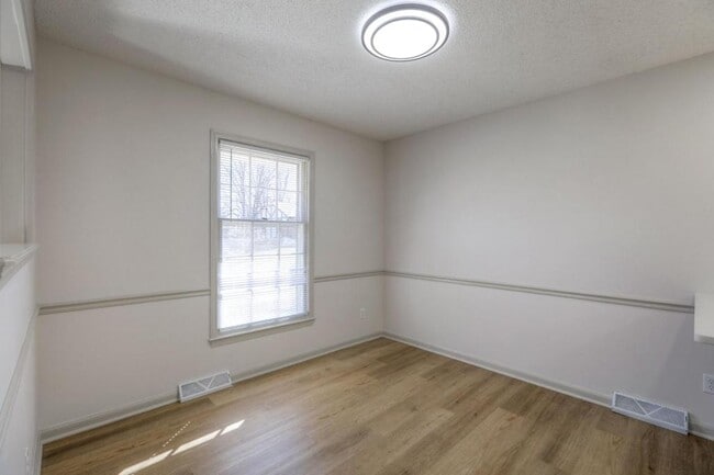 Building Photo - 902 Kingston Ct