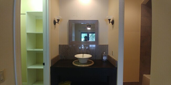 Building Photo - 406 Lillian Dr