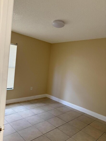 Building Photo - 1545 Lake Crystal Dr