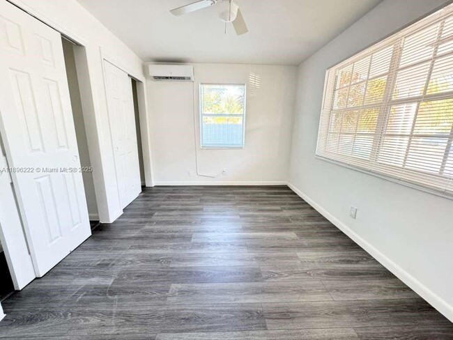 Building Photo - 337 SE 23rd Ave