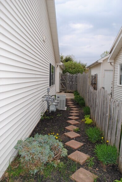 Building Photo - 1010 Hilltop Ln