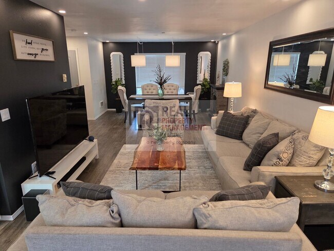 Building Photo - Check Out This Adorable 2.0 bedroom, 2.5 b...