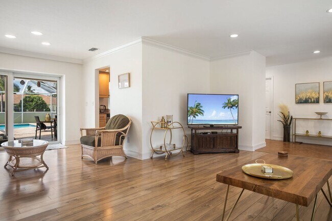 Building Photo - ** VICTORIA PARK ** 4 BED / 2 BATH - POOL ...