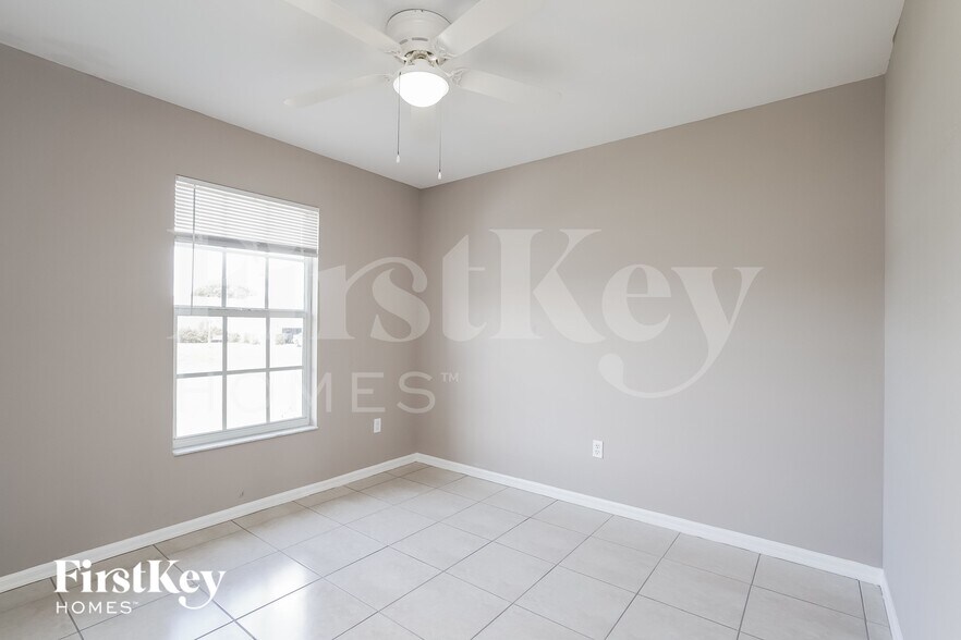 Building Photo - 2715 SW 1st Pl