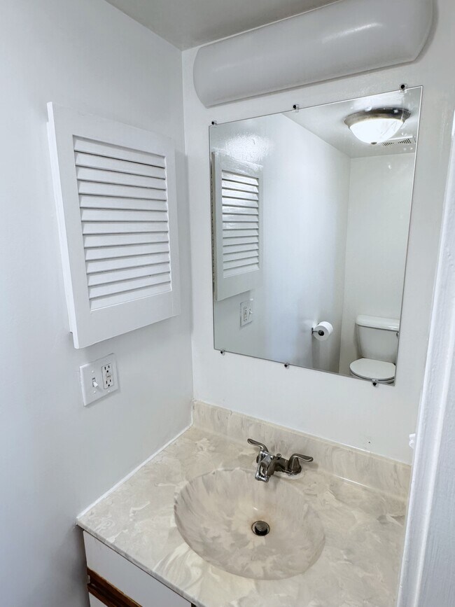 Building Photo - 304 N 8th St