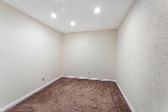 Building Photo - 11614 Village Pl Dr