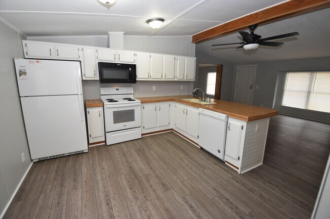 Building Photo - 2 Bedroom Waterfront Home in Riley Village