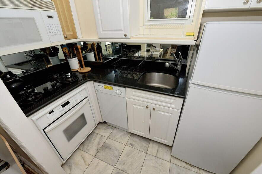 Building Photo - 692 10th Ave