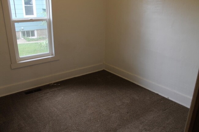 Building Photo - 707 W Main St