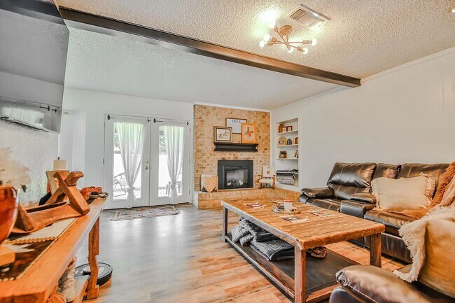 Primary Photo - 3 Bedroom 2 bathroom house in Northwest Lu...